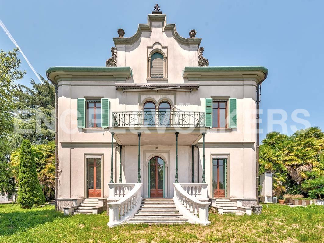 Villa in vendita 6 Stanze da letto a Montano Lucino