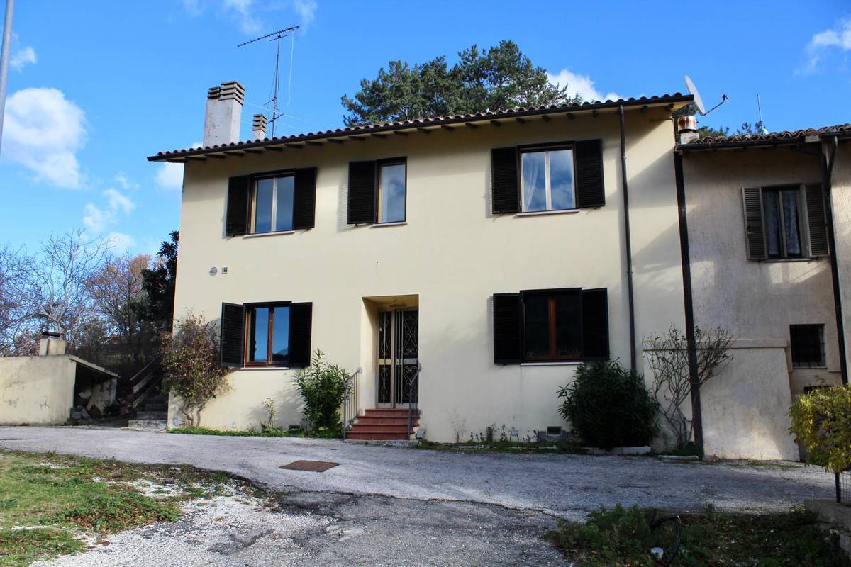 Casa semi indipendente in vendita 4 Stanze da letto a Assisi