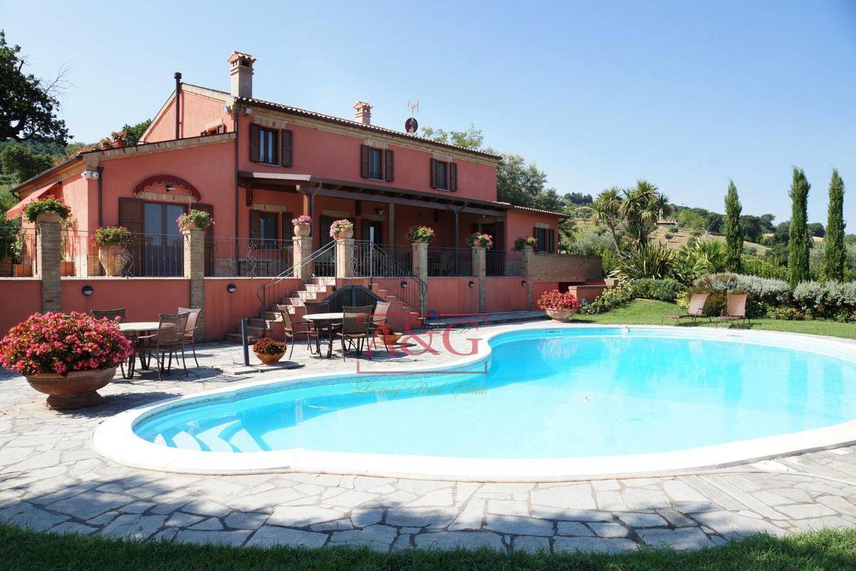Villa in vendita 5 Stanze da letto a Potenza Picena