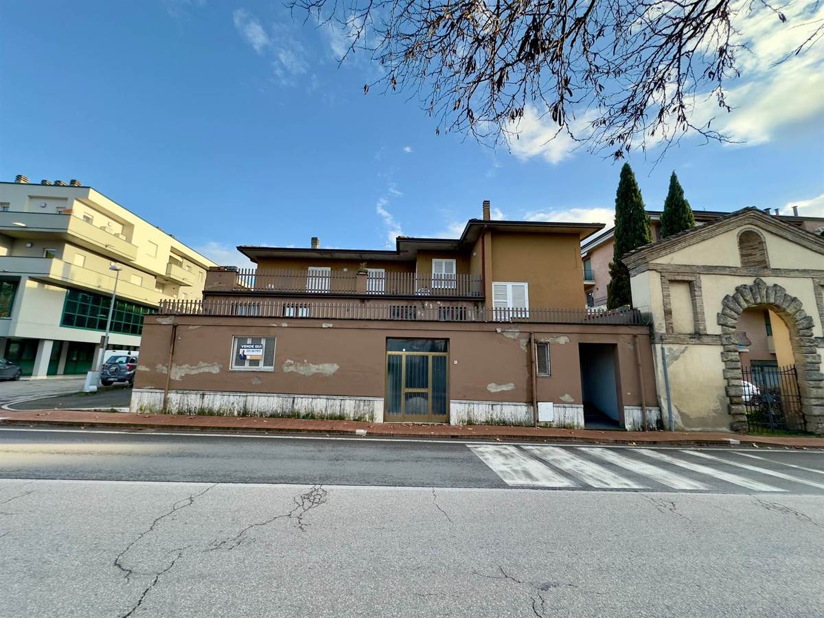 Casa indipendente in vendita 4 Stanze da letto a Assisi